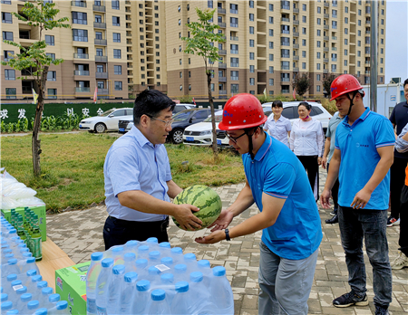 7月5日，集團公司黨委副書記、總經理惠宏軍帶隊赴咸陽市秦都區馬泉新家園三標段項目、興平四季花園三期項目開展“送清涼”慰問活動，并檢查防暑降溫及安全生產工作情況 (2)_副本.jpg